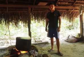 Un chamán asistente vigilando el proceso de preparación de ayahuasca en el retiro de ayahuasca Santuario Huistin en Pucallpa, Perú.