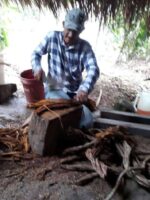 Maestro Egne preparando el té de ayahuasca utilizado en el retiro de ayahuasca Santuario Huistin, Pucallpa, Perú.